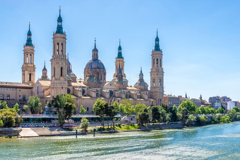 Vista na basílica de nossa senhora da coluna com o Ebro River em Zaragoza - Espanha imagens de stock Vista na basílica de nossa senhora da coluna com o Ebro River em Zaragoza - Espanha imagens de stock