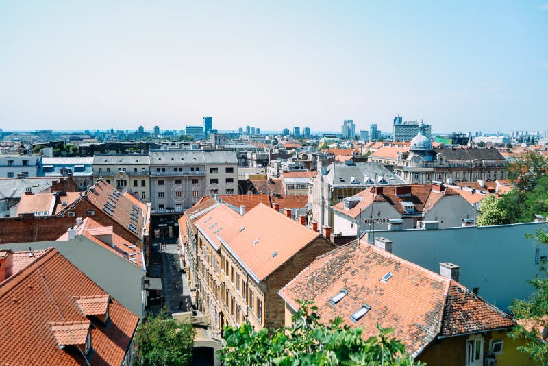 Vista na cidade de Zagreb da parte superior da cidade, Croácia imagem de stock Vista na cidade de Zagreb da parte superior da cidade, Croácia imagem de stock