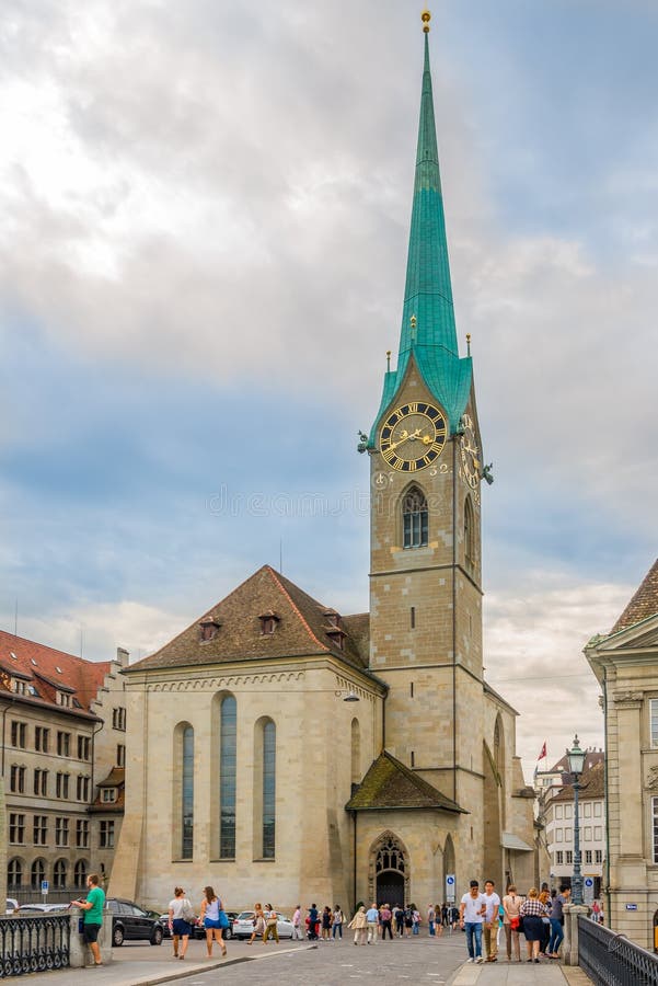 Vista na igreja de Fraumunster em Zurique - Suíça fotos de stock Vista na igreja de Fraumunster em Zurique - Suíça fotos de stock