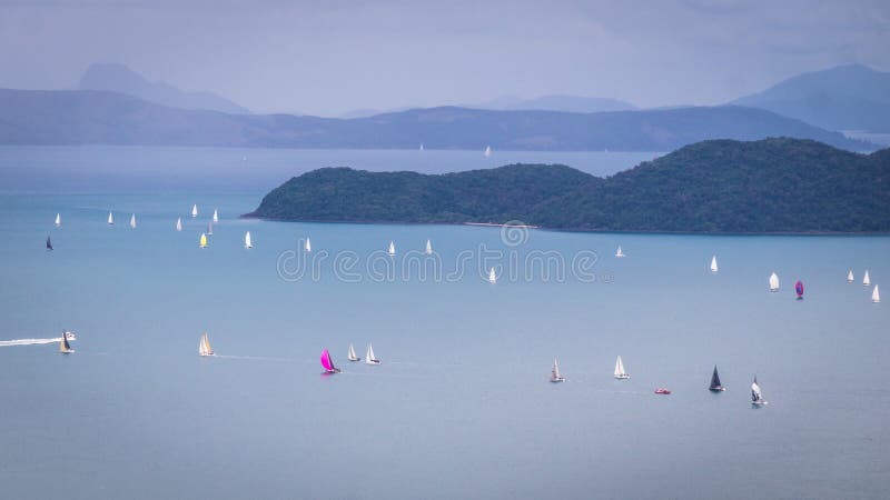 Vista na regata da navigação em ilhas do domingo de Pentecostes imagem de stock Vista na regata da navigação em ilhas do domingo de Pentecostes imagem de stock