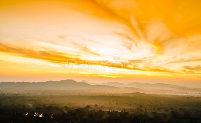 Vista no nascer do sol sobre a selva nevoenta da rocha de Pidurangala em Sri Lanka fotos de stock Vista no nascer do sol sobre a selva nevoenta da rocha de Pidurangala em Sri Lanka fotos de stock