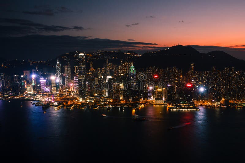 Vista no porto de Victoria em Hong Kong no por do sol imagens de stock royalty free Vista no porto de Victoria em Hong Kong no por do sol imagens de stock royalty free