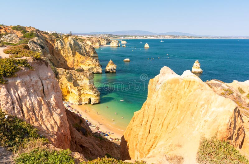A vista no Praia da praia faz Camilo em Lagos, o Algarve, Portugal fotos de stock royalty free A vista no Praia da praia faz Camilo em Lagos, o Algarve, Portugal fotos de stock royalty free