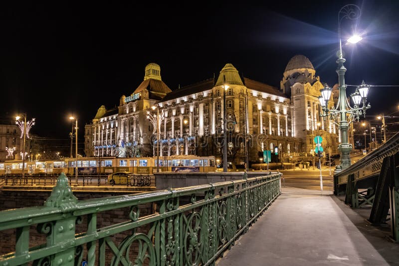 Vista nocturna de Budapest del hotel de Gellert, Hungría fotos de archivo Vista nocturna de Budapest del hotel de Gellert, Hungría fotos de archivo