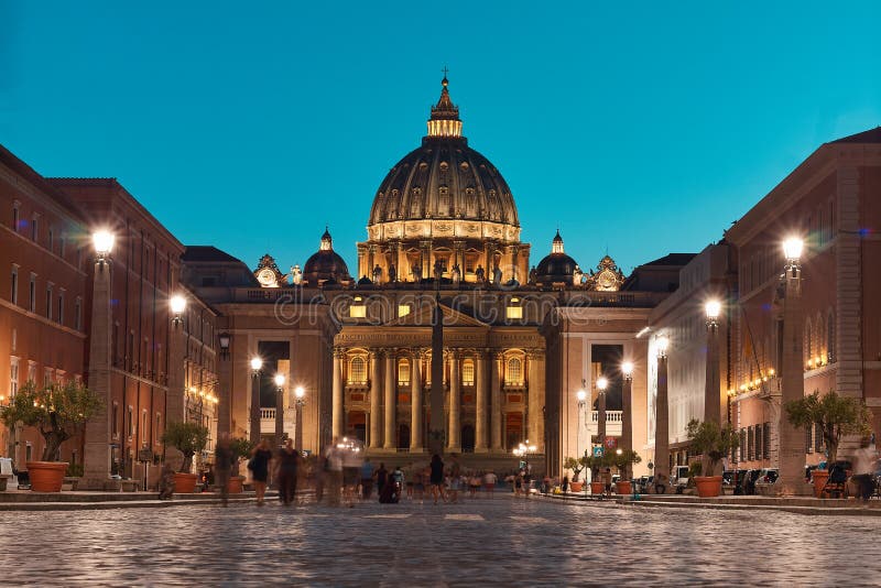 Vista nocturna de la Basílica de San Pedro en Ciudad del Vaticano, Roma, Italia foto de archivo libre de regalías Vista nocturna de la Basílica de San Pedro en Ciudad del Vaticano, Roma, Italia foto de archivo libre de regalías