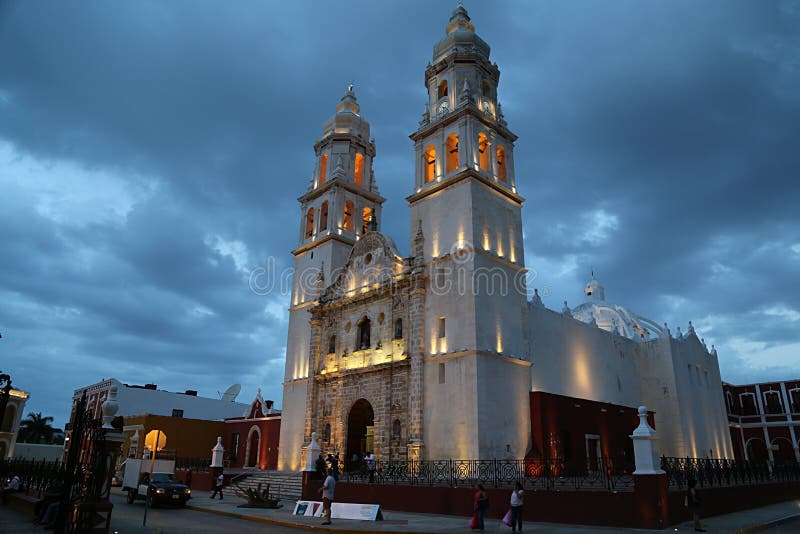 Vista nocturna de la catedral de la campiña méxico foto de archivo