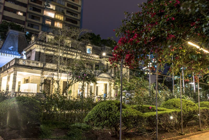Vista nocturna de la fachada de la casa das Rosas, casa de rosas en portugués, un centro cultural y literario, localización en Pa fotografía de archivo libre de regalías Vista nocturna de la fachada de la casa das Rosas, casa de rosas en portugués, un centro cultural y literario, localización en Pa fotografía de archivo libre de regalías
