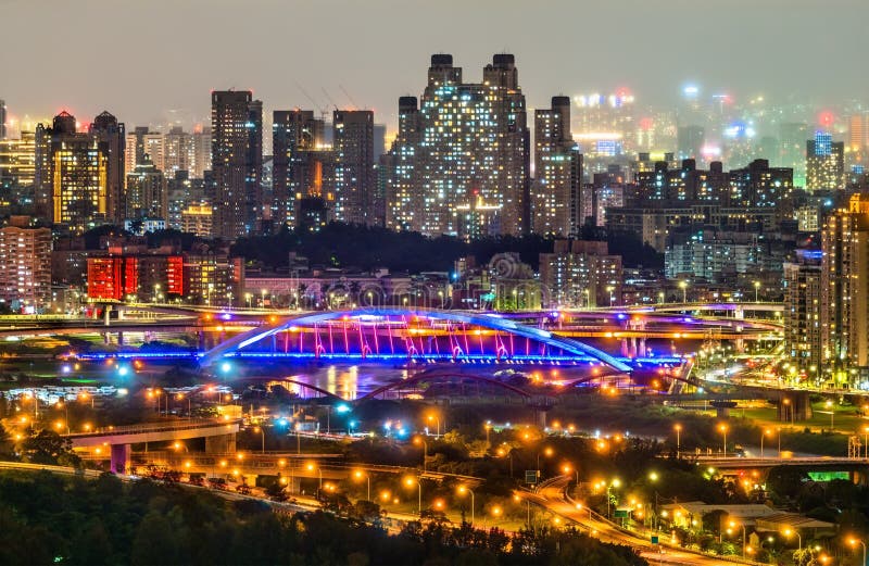 Vista nocturna de la nueva ciudad de Taipei en Bitan, Taiwán fotografía de archivo libre de regalías Vista nocturna de la nueva ciudad de Taipei en Bitan, Taiwán fotografía de archivo libre de regalías