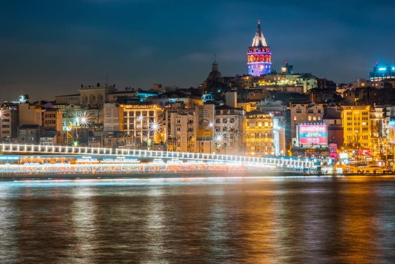 Vista nocturna de la torre de Galata del paisaje urbano de Estambul con la flotación de los barcos turísticos en Bosphorus, Estam fotos de archivo Vista nocturna de la torre de Galata del paisaje urbano de Estambul con la flotación de los barcos turísticos en Bosphorus, Estam fotos de archivo