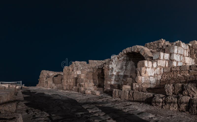Vista nocturna de las ruinas de la ciudad de Caesarea en la costa mediterr?nea, que fue construida por el rey de Judea, Herod el imagen de archivo Vista nocturna de las ruinas de la ciudad de Caesarea en la costa mediterr?nea, que fue construida por el rey de Judea, Herod el imagen de archivo