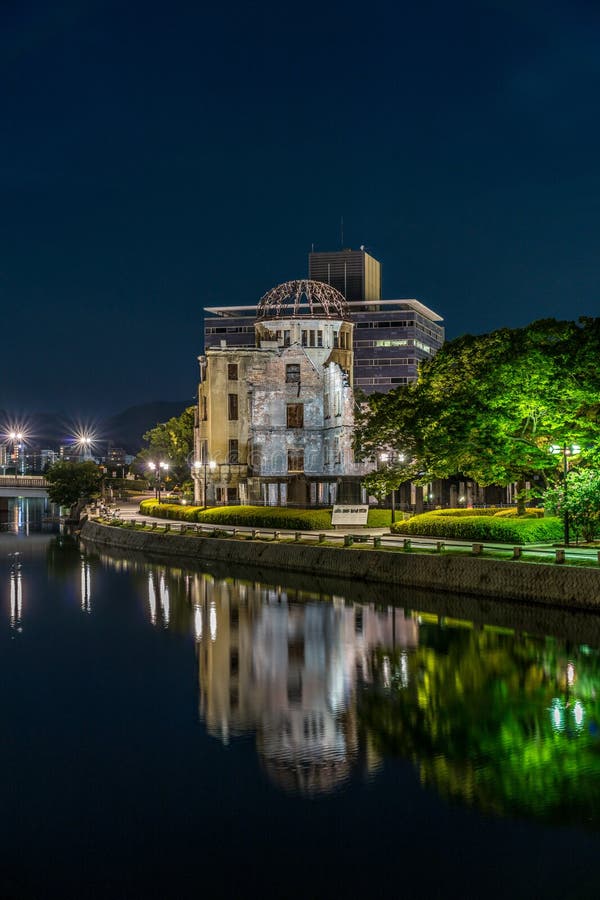 Vista nocturna del centro de hiroshima. conmemoración de la paz en hiroshima reflexiones sobre la construcción de la cúpula genbak imagen de archivo