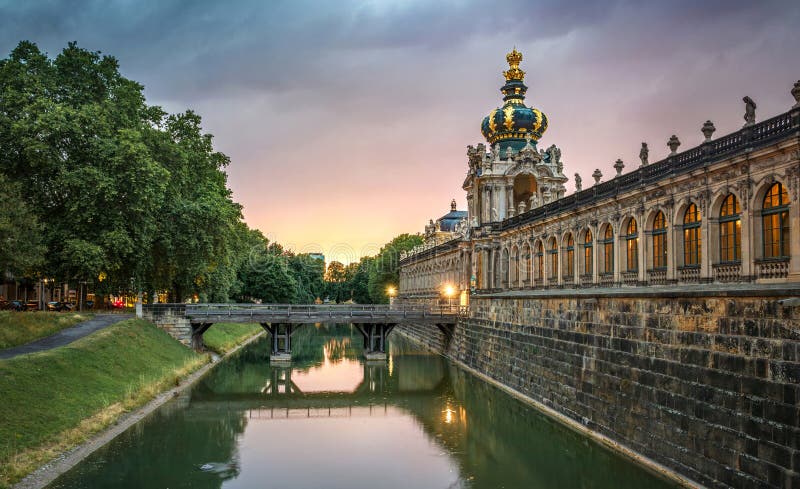 Vista nocturna del histórico palacio zwinger. galería de arte de dresden. sajonia fotografía de archivo