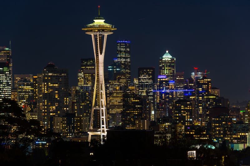 Vista nocturna del horizonte de Seattle con la aguja del espacio y otros edificios icónicos en el fondo foto de archivo libre de regalías Vista nocturna del horizonte de Seattle con la aguja del espacio y otros edificios icónicos en el fondo foto de archivo libre de regalías