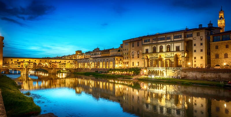 Vista nocturna del puente famoso Ponte Vecchio y de la galería Uffizi fotografía de archivo libre de regalías Vista nocturna del puente famoso Ponte Vecchio y de la galería Uffizi fotografía de archivo libre de regalías
