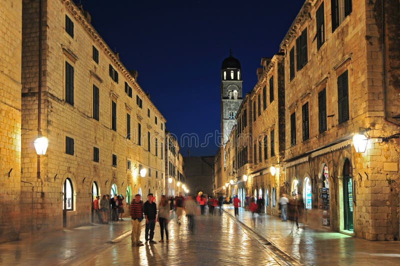 Vista notturna in Stradun Street nella città di Dubrovnik, Croazia fotografia stock libera da diritti