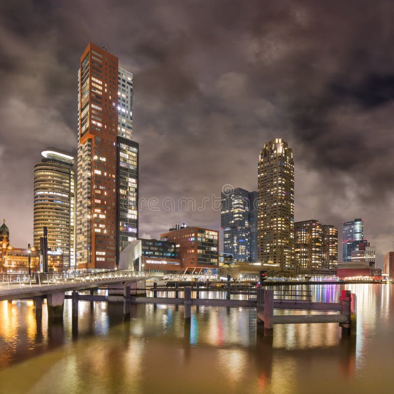 Vista notturna su kop van zuid con due gemelli residenziali rotterdam fotografia stock libera da diritti