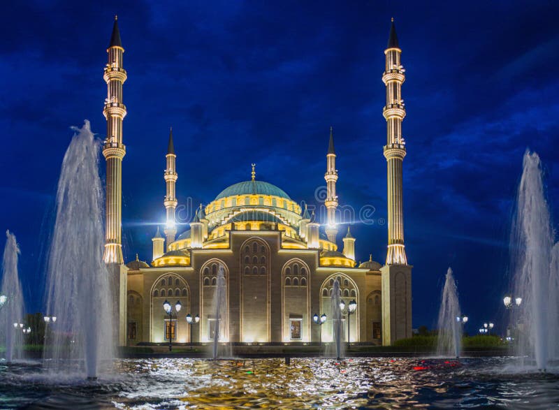 Vista noturna da mesquita de akhmad kadyrov, conhecida oficialmente como o coração da chechnya na grozny russ