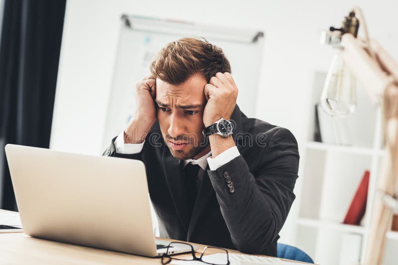 vista nova deprimida do homem de negócios imagens de stock vista nova deprimida do homem de negócios imagens de stock