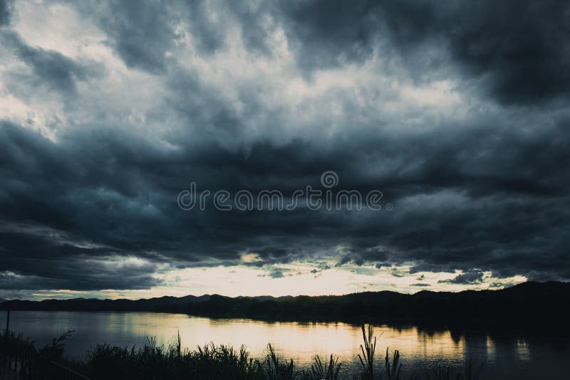 Vista nuvolosa scura del fiume della tempesta fotografia stock libera da diritti Vista nuvolosa scura del fiume della tempesta fotografia stock libera da diritti