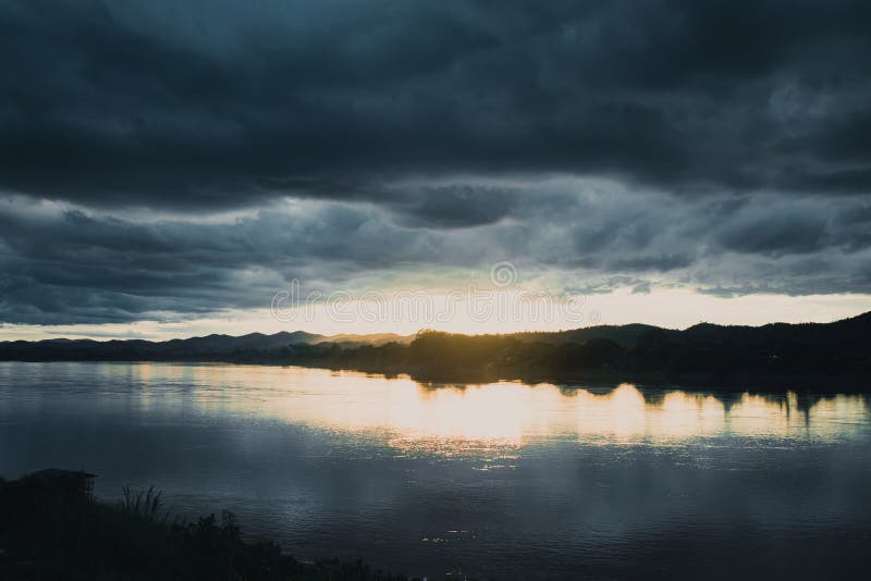 Vista nuvolosa scura del fiume della tempesta fotografie stock Vista nuvolosa scura del fiume della tempesta fotografie stock