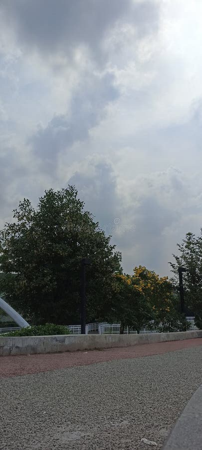 Vista o céu na cidade do parque de depok foto de stock