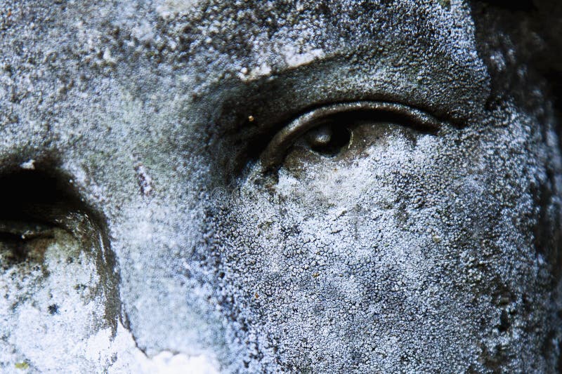 Vista ocular cercana de virgin mary. estatua vintage de una mujer triste de duelo religión fe sufrimiento concepto de amor