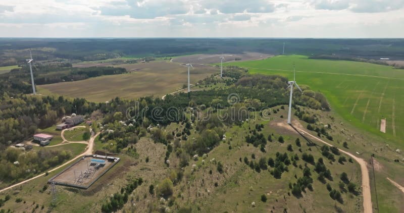 Lâminas rotativas de uma hélice de moinho de vento no fundo do céu azul  geração de energia eólica energia verde pura