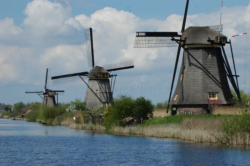 Bela Vista Rural No Sul Da Holanda Com Um Antigo Moinho De Vento Holandês  Tradicional Em Kinderdijk Foto Royalty Free, Gravuras, Imagens e Banco de  fotografias. Image 166232651