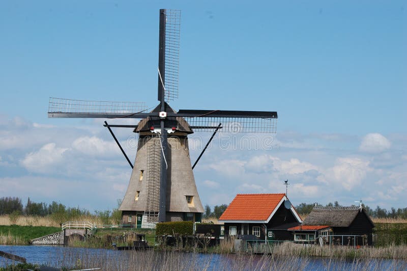 Bela Vista Rural No Sul Da Holanda Com Um Antigo Moinho De Vento Holandês  Tradicional Em Kinderdijk Foto Royalty Free, Gravuras, Imagens e Banco de  fotografias. Image 166232651