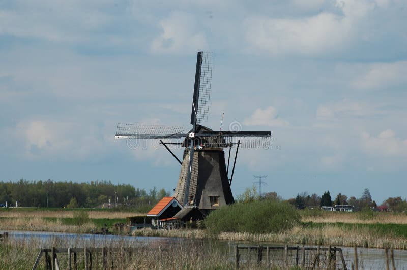 Bela Vista Rural No Sul Da Holanda Com Um Antigo Moinho De Vento Holandês  Tradicional Em Kinderdijk Foto Royalty Free, Gravuras, Imagens e Banco de  fotografias. Image 166232651