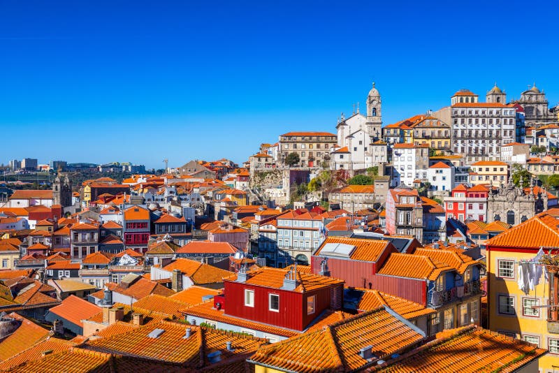 Vista panor?mica de la ciudad vieja de Oporto (Oporto) y de Ribeira sobre el r?o del Duero, Portugal Concepto de World Travel, ha imagenes de archivo Vista panor?mica de la ciudad vieja de Oporto (Oporto) y de Ribeira sobre el r?o del Duero, Portugal Concepto de World Travel, ha imagenes de archivo