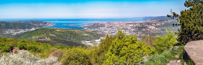Vista panor?mica do castelo Socerb ? cidade Muggia e Triest imagens de stock Vista panor?mica do castelo Socerb ? cidade Muggia e Triest imagens de stock