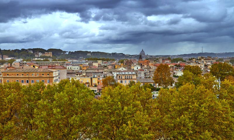Vista panor?mica do centro hist?rico de Roma Noite da constru??o do panorama fotografia de stock Vista panor?mica do centro hist?rico de Roma Noite da constru??o do panorama fotografia de stock