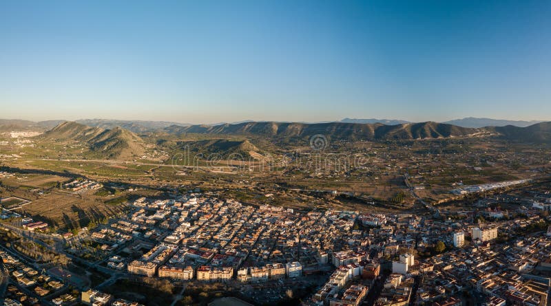 Vista panoramica aerea dei canali della cittadina in Spagna fotografia stock libera da diritti Vista panoramica aerea dei canali della cittadina in Spagna fotografia stock libera da diritti