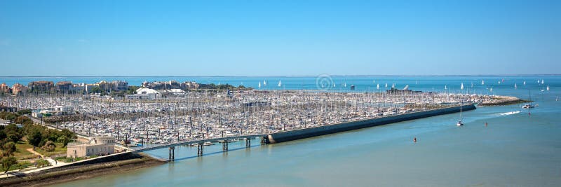 Vista panoramica aerea del porticciolo di Les Minimes e dell'Oceano Atlantico in La Rochelle France fotografie stock libere da diritti Vista panoramica aerea del porticciolo di Les Minimes e dell'Oceano Atlantico in La Rochelle France fotografie stock libere da diritti