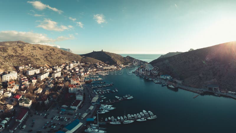 Vista panoramica aerea del porto di piccola città della montagna con gli yacht e le barche in baia, nella costa di mare e nella l immagini stock libere da diritti Vista panoramica aerea del porto di piccola città della montagna con gli yacht e le barche in baia, nella costa di mare e nella l immagini stock libere da diritti