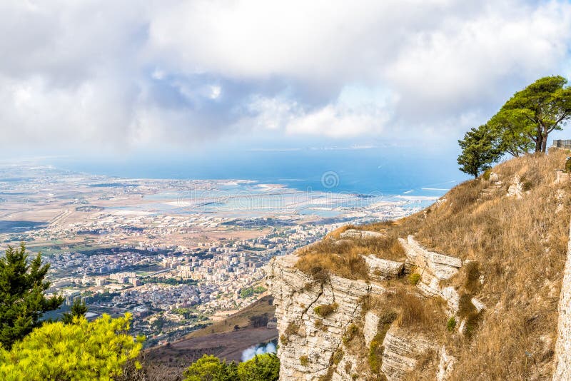 Vista panoramica dai tuwards Trapani di Erice e dalle isole di Egadi, Italia immagine stock libera da diritti Vista panoramica dai tuwards Trapani di Erice e dalle isole di Egadi, Italia immagine stock libera da diritti
