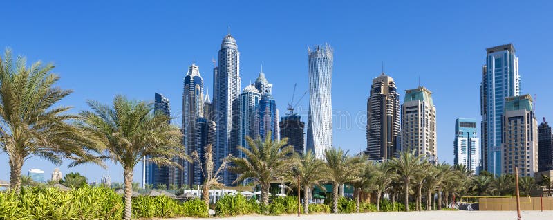 Vista panoramica dei grattacieli e della spiaggia del jumeirah fotografia stock Vista panoramica dei grattacieli e della spiaggia del jumeirah fotografia stock