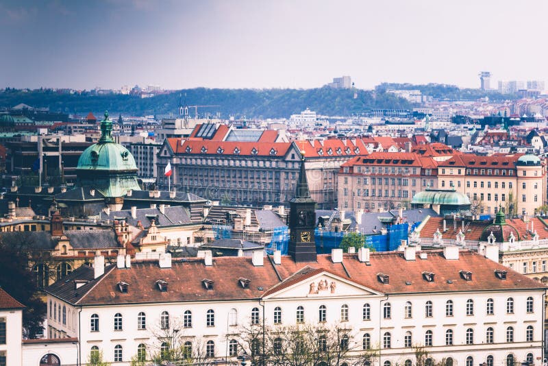 Vista panoramica dei tetti e delle cupole di Praga Repubblica ceca europa immagini stock Vista panoramica dei tetti e delle cupole di Praga Repubblica ceca europa immagini stock