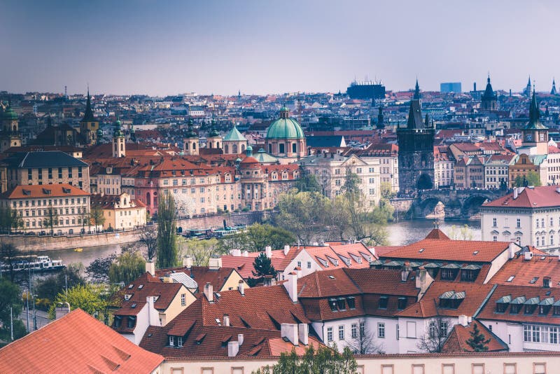 Vista panoramica dei tetti e delle cupole di Praga Repubblica ceca europa fotografie stock Vista panoramica dei tetti e delle cupole di Praga Repubblica ceca europa fotografie stock