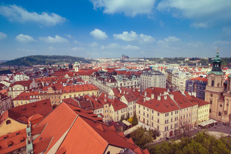 Vista panoramica dei tetti e delle cupole di Praga Repubblica ceca europa immagini stock Vista panoramica dei tetti e delle cupole di Praga Repubblica ceca europa immagini stock