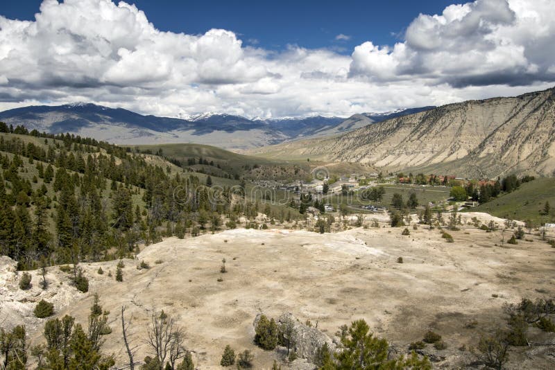 Vista panoramica del paesaggio della sorgente di acqua calda di Yellowstone fotografia stock libera da diritti Vista panoramica del paesaggio della sorgente di acqua calda di Yellowstone fotografia stock libera da diritti