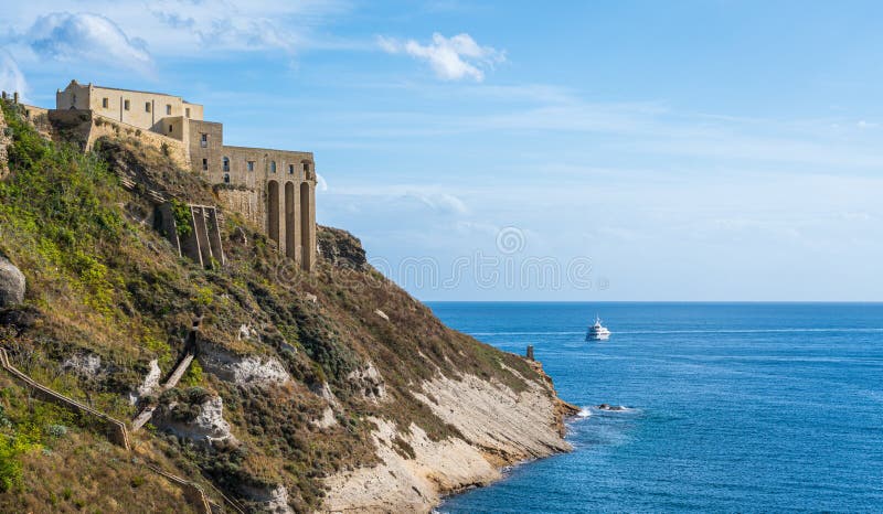vista panoramica della bellissima isola di Procida con il castello vicino a Napoli, in Campania, Italia fotografie stock vista panoramica della bellissima isola di Procida con il castello vicino a Napoli, in Campania, Italia fotografie stock