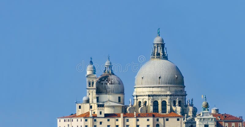 Vista panoramica della cima di vecchia cattedrale di Santa Maria della Salute a Venezia immagine stock Vista panoramica della cima di vecchia cattedrale di Santa Maria della Salute a Venezia immagine stock