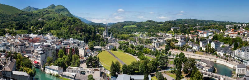 Vista panoramica della città Lourdes - il santuario della nostra signora di Lourdes fotografia stock libera da diritti Vista panoramica della città Lourdes - il santuario della nostra signora di Lourdes fotografia stock libera da diritti
