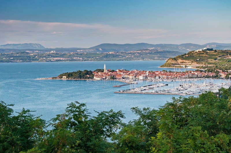 Vista panoramica della città slovena Isola della costa fotografia stock Vista panoramica della città slovena Isola della costa fotografia stock
