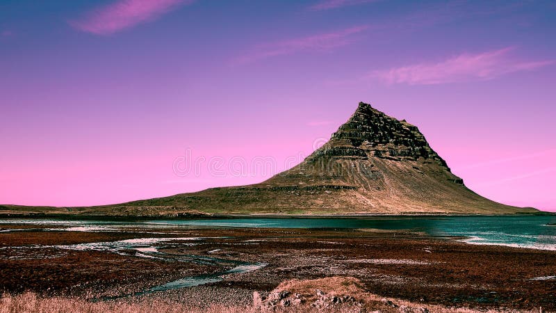 Vista panoramica della montagna di Kirkjufell fotografie stock libere da diritti Vista panoramica della montagna di Kirkjufell fotografie stock libere da diritti