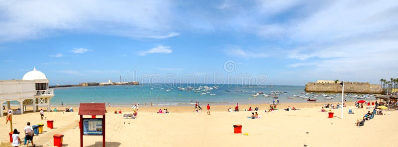 Vista panoramica della spiaggia di Caleta della La di Playa a Cadice, Andalusia spain Frequentatori irriconoscibili e nuotatori d immagine stock Vista panoramica della spiaggia di Caleta della La di Playa a Cadice, Andalusia spain Frequentatori irriconoscibili e nuotatori d immagine stock