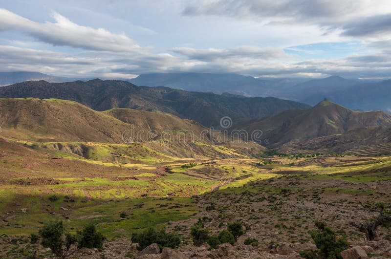 Vista panoramica della valle variopinta nel Marocco l'alto moun dell'atlante fotografia stock Vista panoramica della valle variopinta nel Marocco l'alto moun dell'atlante fotografia stock