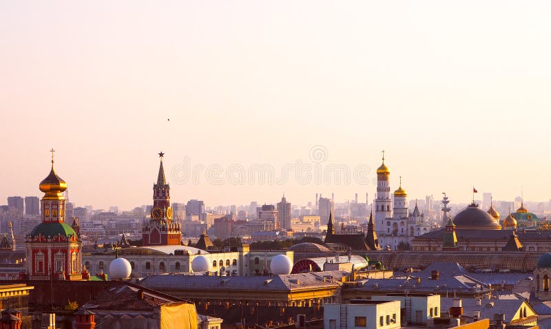 Vista panoramica delle costruzioni storiche di Mosca dal tetto nel centro di Mosca, Russia immagini stock Vista panoramica delle costruzioni storiche di Mosca dal tetto nel centro di Mosca, Russia immagini stock